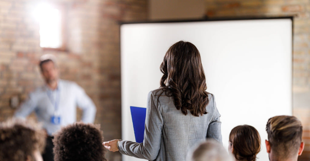 Imagem do artigo: Inglês para brasileiros no exterior: como eliminar o sotaque corporativo e liderar em inglês